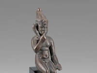 Aeg B 6  Aeg B 6, Spätzeit, Kindgott, Bronzeguss, H 14,8 cm, B 4,2 cm, T 8,5 cm : Bestandskatalog Ägypten, Museumsfoto: Claus Cordes
